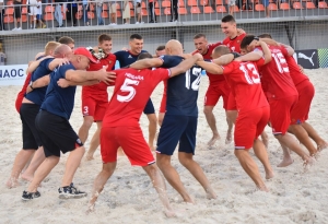 Все билеты на финал Euro Beach Soccer League между Молдовой и Турцией были распроданы. Многие смотрят за игрой через забор