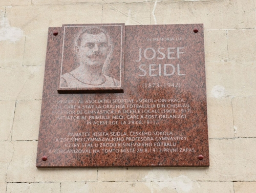 În ajunul meciului Moldova - Cehia, la Chișinău a fost inaugurat memorialul Josef Seidl. El a stat la originea fotbalului chișinăuian