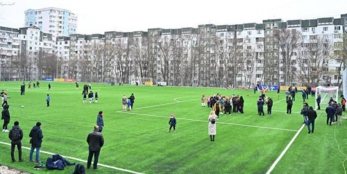 В лицее "Петру Заднипру" открыто футбольное поле стандартных размеров (фото)