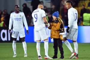 Во время матча "Шериф" - "Реал" Мадрид мальчик выбежал на поле и попросил автограф у Карима Бензема (видео)