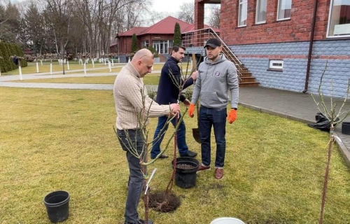 Angajații FMF, jucători și antrenori de fotbal au participat la o acțiune socială de înverzire a mediului (foto, video)