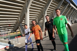 Artur Ionița, alături de coechiperi, au prezentat noul echipament al clubului Benevento pentru viitorul sezon în Serie B (foto)