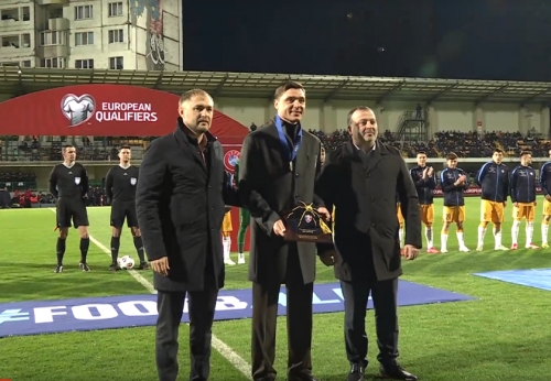 În ajunul meciului dintre Moldova și Norvegia, Alexandru Epureanu a primit un premiu de la UEFA (foto)
